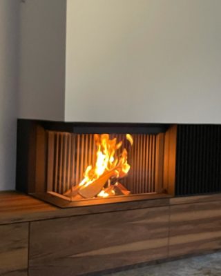 🔥 Gesloten hout haard van @kalfirefireplaces met Meubelmaatwerk noten meubel. #notenhout #maatstaal #fire+place